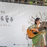 陽(yáng)光流轉(zhuǎn)、灑落在街頭藝人身上，溫柔的樂(lè)音與清新的嗓音，與蔓延至市集的每一處角落。