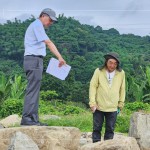 日本景觀設(shè)計師-石村敏哉(右)與新業(yè)建設(shè)-簡福榮總經(jīng)理(左)，挑選原石的大小、紋理特色及自然造景的擺放，在大自然中尋找社區(qū)一方天地的設(shè)計靈感。