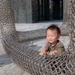 穿梭在藝術(shù)、人文之間，座立於街廓的藝術(shù)品，陪伴家人們未來(lái)的日子。暖洋洋的好天氣，日光打在孩子的燦笑上，心也跟著融化了！