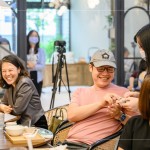 住戶們熱絡(luò)的與講師分享交流，新業(yè)致上客製化生活小物-皮尺。