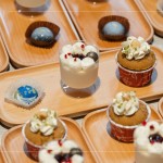 品嘗香草製成的奶酪和杯子蛋糕，香甜的口感滑過(guò)喉嚨，探索不同層次的迷人風(fēng)味。