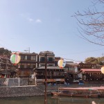 在宇治河岸旁來個茶香漫步吧！扁舟輕靠，日式建築的屋宇上瓦片排列有致，構(gòu)成一幅和諧畫面。