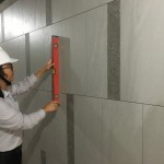 除了接待大廳，梯廳也是迎賓的重點區(qū)域，而一整面光滑平整的牆，是由一片片緊密貼合的磁磚造就而成。