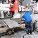 透過高壓水流裁切石材，能有效冷卻與抑制粉塵，使用大型裁切能減少人力負擔，確保切面平整與精確度，提升工作效率。