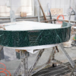 以多片平板的原料拼接出圓弧面，組合過程極需耐心及專業(yè)度，利用不同角度達成建築空間理想的曲面，最後拋光打磨讓表面呈現(xiàn)光滑的質(zhì)感。