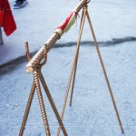 「上樑」指安裝建築物屋頂最高的大樑，代表著結(jié)構(gòu)體的完成，現(xiàn)代的建築物把鋼筋水泥蓋到最頂層，準(zhǔn)備最後的灌漿時(shí)，以「金色鋼筋」為象徵來(lái)舉行上樑儀式。