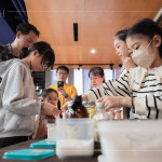 協(xié)力進行秤量、分裝，過程充滿參與感及合作的溫度，從一開始就帶著共同完成的意義，成為這場 DIY 體驗最真實的基底。