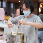 攪拌麵糊的步驟需要多次分段進行，從奶油打發(fā)的蓬鬆度、麵糊拌合的手感，到每一道步驟對時間與比例的掌握，都是經(jīng)驗與專注的累積。