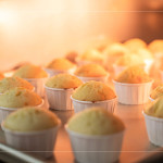 一顆顆圓潤的蛋糕在烤箱中緩緩膨起，尚未裝飾的素樸模樣，為接下來的創(chuàng)意留下空白，鋪墊一段即將展開的甜美想像。