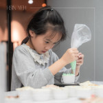 小小雙手緊握擠花袋，細心為杯子蛋糕擠上糖霜，手作成了最甜的學(xué)習(xí)，悄悄留下屬於成長與節(jié)日的美好回憶。