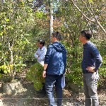 新業(yè)建設(shè)簡福榮總經(jīng)理(左一)與吳志輝建築師(中)，親赴彰化田尾，尋找羅漢松、烏臼、櫸木、楓樹等合適樹種。