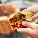 心中滿懷期盼與感恩，將此份心意挾帶著一疊疊金紙，焚化成縷縷煙霧上傳天聽(tīng)，為上樑儀式畫(huà)下句點(diǎn)。