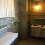 工作陽(yáng)臺(tái)的貼心設(shè)計(jì)，增加了基本的收納需求外，特別施做了隔柵天花板巧妙掩飾繁雜的管線，讓妳做家事的時(shí)候，心情也跟著放鬆起來(lái)！