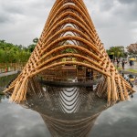 外圍的環(huán)繞式水池，為它帶來特殊的光影看點(diǎn)。業(yè)者提供