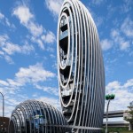 南港辦公大樓「砳建築」入圍2018 WAF「辦公大樓類」，以基隆河鵝卵石為設(shè)計靈感，目前是臺灣獨一無二弧型水晶建築，Aedas 全球設(shè)計董事 Dr. Andy Wen（溫子先）設(shè)計。圖／WAF