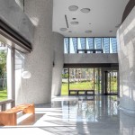 曲牆、曲柱的元素揉入結(jié)構(gòu)體，讓我們的五感隨之延伸，甚至跟著建築的毛孔一同通透呼吸－新業(yè)觀峰 完工實(shí)景圖。