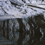 由人工鑿就的翟山坑道，是八二三砲戰(zhàn)期間的戰(zhàn)事要地，負責運送、容納42艘船，巨長的坑道簡直是鬼斧神工！