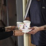 伸出一雙關(guān)懷的手，現(xiàn)做熱騰騰的飯包，也彷彿一道暖流流進(jìn)彼此心裡。