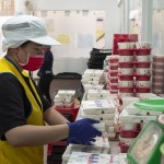 「900個(gè)熱騰騰的飯包」，甘霖基金會(huì)需依照每位長(zhǎng)輩的飲食需求、身體狀況來客製化營(yíng)養(yǎng)均衡的餐點(diǎn)。