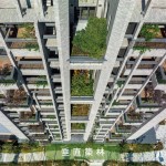 在新業(yè)的作品之中，垂直綠化的設(shè)計(jì)，不單單在平面造林，我們更往上築林，築起都市一座座森林！大量地植入多樣化的原生種，樹木不僅可吸附空氣中的汙染分子，也可以中和都市中的碳排放，自然共好，永續(xù)未來。