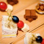 在多種酒款之間，佐以小食－炭烤燻雞三明治、帕馬森起司串、生巧克力與焦糖堅(jiān)果塔，輕巧口感不搶味蕾，享受著愉快舒心的美好食光。