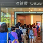 活動(dòng)開始前，講廳外已聚集長(zhǎng)長(zhǎng)人龍，一睹馮翊綱老師精采的演說魅力。