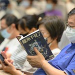 相聲瓦舍笑中帶淚的2022年度大戲《鱷魚不見了》劇本，讓人止不住高亢的笑聲，也令人在靜思時(shí)細(xì)細(xì)品味。