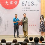 新業(yè)建設(shè)簡(jiǎn)福榮總經(jīng)理(左一)致贈(zèng)馮翊綱老師(右一)暖心好禮，感謝蒞臨「新業(yè)名人講堂」。