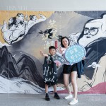 等待進場的時間裡，與家人共同合影留念，記錄下這美好的時刻。