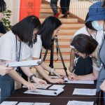 於新業(yè)建設(shè)專屬領(lǐng)票處，仔細與住戶核對資料及票卷，讓住戶可以安心地入場觀影。