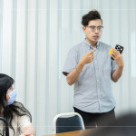 由甘霖基金會(huì)-楊子賢主任與新業(yè)同仁分享送餐服務(wù)的初衷與目的，期許當(dāng)天的志工體驗(yàn)?zāi)芨钋械倪M(jìn)行，共同傳遞真誠(chéng)與關(guān)懷。