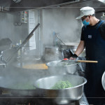 早上六點(diǎn)開(kāi)始，中央廚房與志工著手備餐，馬不停蹄的來(lái)回穿梭，從打菜到分裝都與時(shí)間賽跑著，每個(gè)流程都是滿(mǎn)滿(mǎn)的真心與付出。