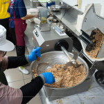 牙口不好的長(zhǎng)輩們，需將餐食絞碎到適合入口的程度，確保每一口都能安心吞嚥，不只是備餐上的用心，更是對(duì)長(zhǎng)輩健康與尊嚴(yán)的守護(hù)。