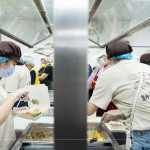 新業(yè)同仁走進(jìn)「甘霖基金會(huì)」廚房，用雙手盛裝關(guān)懷，將一份份餐點(diǎn)化作支持與陪伴，傳遞到每位長(zhǎng)輩餐桌上。