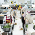 新業(yè)同仁與甘霖志工們分工合作，以生產(chǎn)線(xiàn)的方式有序地進(jìn)行，將熱騰騰的餐食迅速裝盒，確保長(zhǎng)輩能準(zhǔn)時(shí)享用午餐。