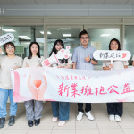 新業(yè)建設(shè)與甘霖基金會(huì)從109年攜手合作，參與送年菜活動(dòng)、擔(dān)任送餐志工、親手製作中秋月餅、端午肉粽致贈(zèng)長(zhǎng)輩，用實(shí)際行動(dòng)展現(xiàn)最真心的承諾。(圖右三為甘霖基金會(huì)－楊子賢主任)