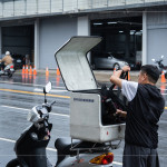 當(dāng)天即使下著雨，送餐也不停歇，志工們騎車(chē)或開(kāi)車(chē)穿梭在巷弄間，每次啟程都是一份責(zé)任，確保每位在家中等候的長(zhǎng)輩，安心享用餐點(diǎn)。