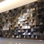 家藝品，彰顯妳低調(diào)奢華的藝術(shù)品味，一幀立體木方造型作品，不規(guī)則的排列組合，不論是進(jìn)入轉(zhuǎn)角，或轉(zhuǎn)出走道，都能看見(jiàn)不同角度的精彩