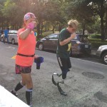 讓所有人感動的一張照片，即使雙腳不完美但依然堅持著挑戰(zhàn)跑10K的距離，
對運動的熱愛與初心讓人由衷感佩！     
