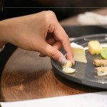 觸覺先行，透過指尖最直覺的傳遞每款乳酪的質地，品味乳酪不只是「吃」的動作，更是五感的交響。